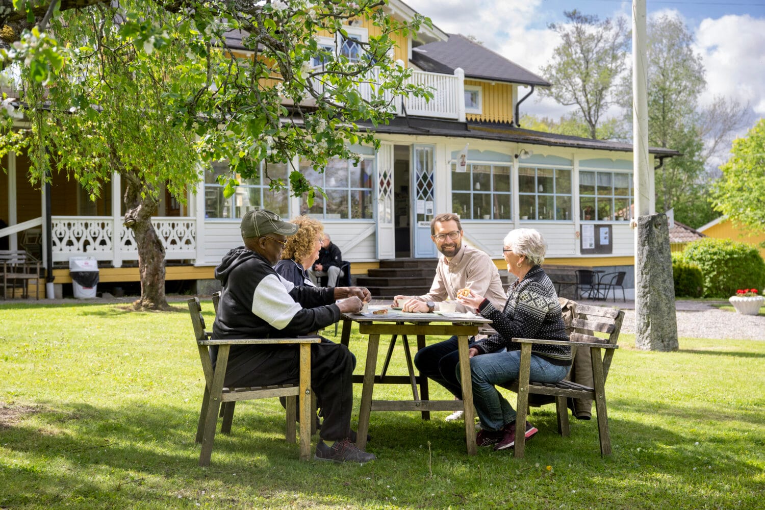 Fika i skuggan av äppelträdet