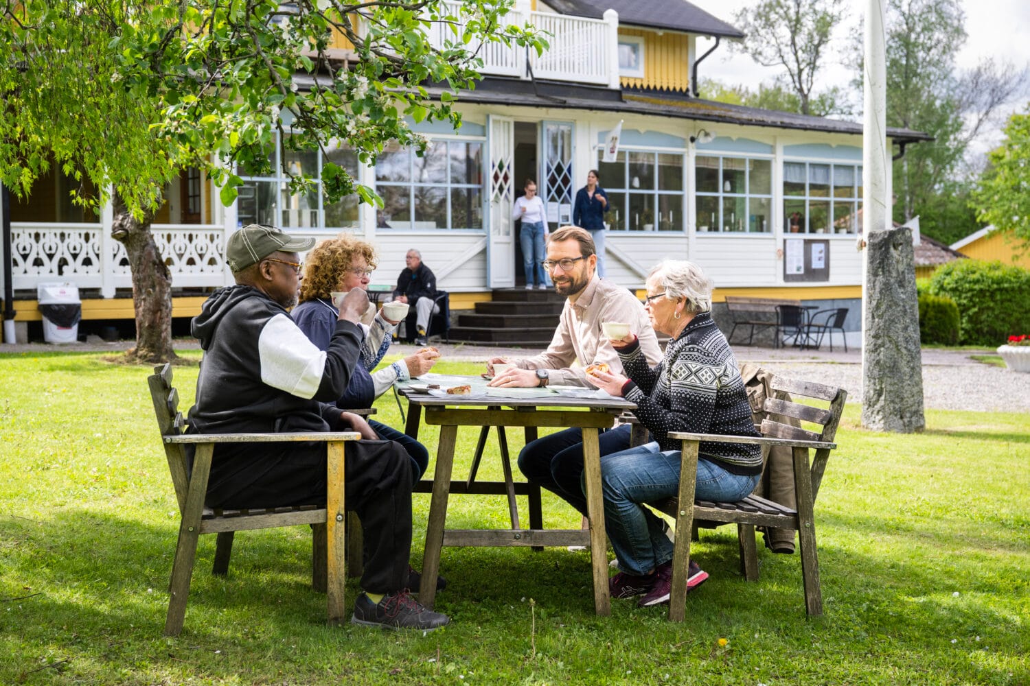 Fika under äppelträdet