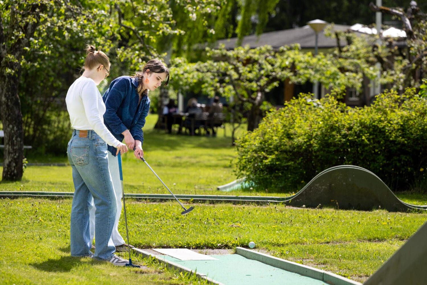 Två tjejer spelar minigolf