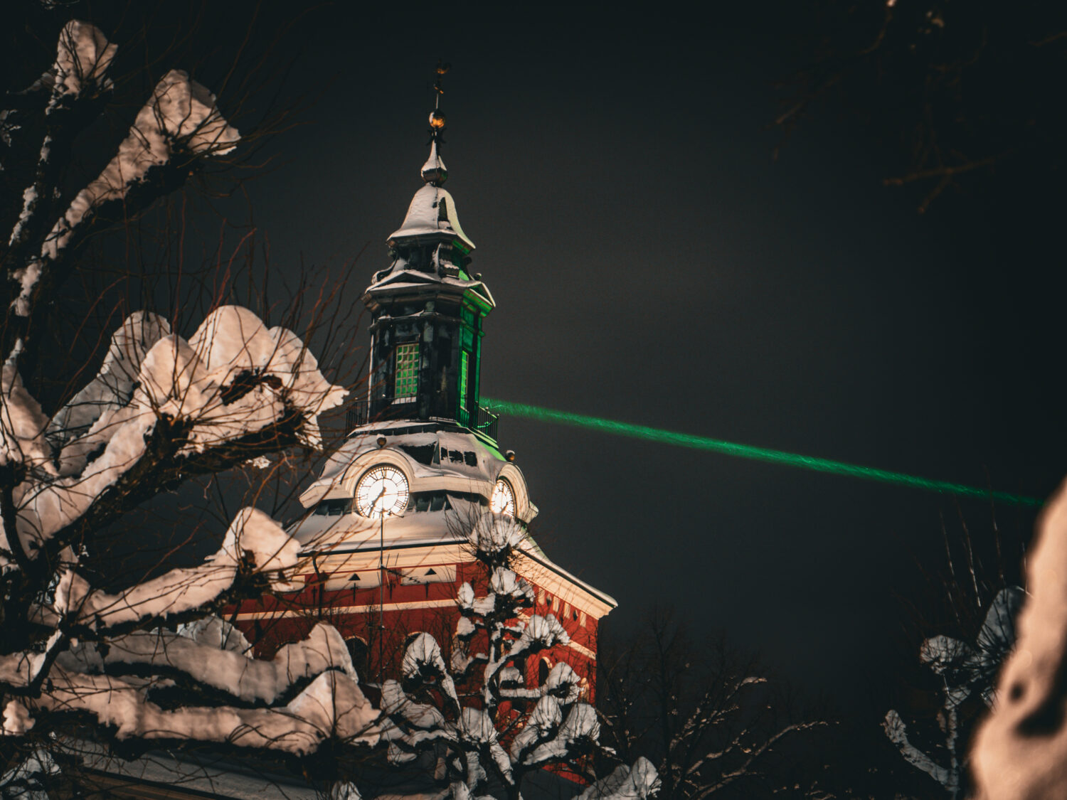 Laserstråle mellan Kristina kyrka och Drottning Christinas Schakt vid Silvgruvan, Sala