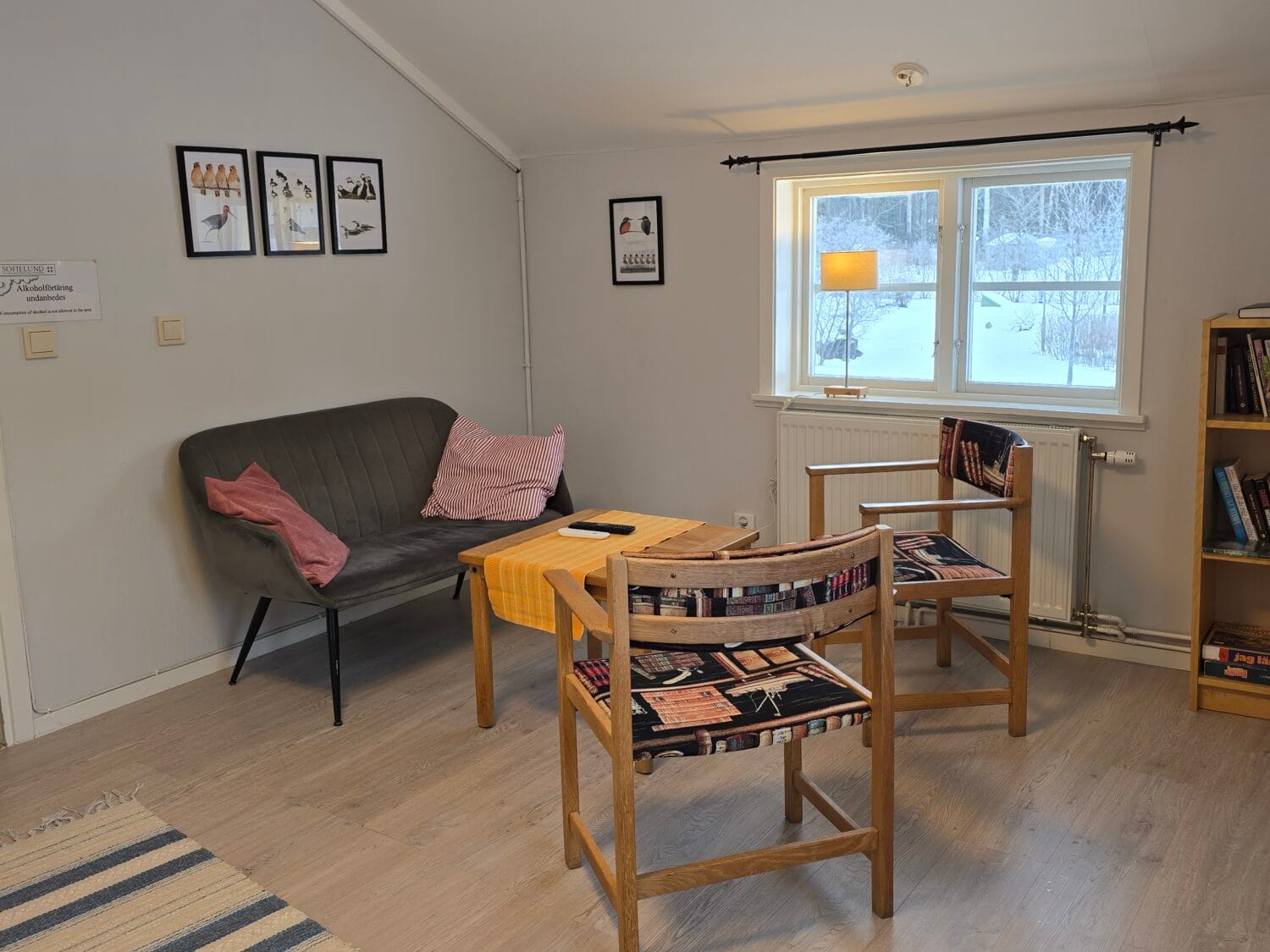 Vandrarhemsbyggnadens soffhörna med TV